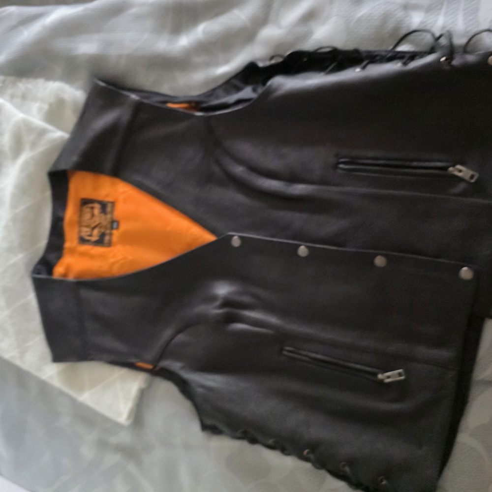 Women' s Black Leather Vest